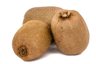 Beyaz arka plan üzerinde izole üç kivi meyve