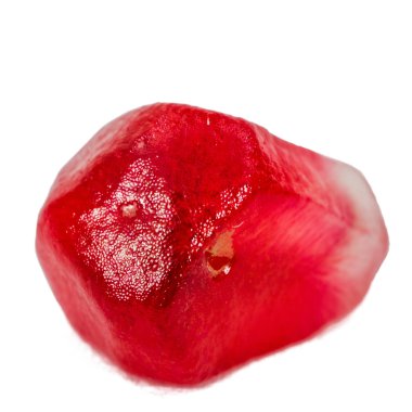 Olgun nar taneleri, beyaz arka plan üzerinde izole