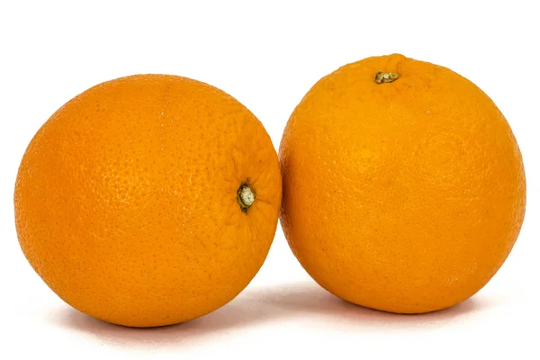 Deux fruits orange, isolés sur fond blanc — Photo