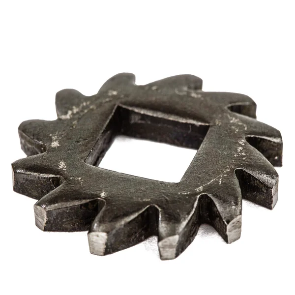 Una ruota dentata da primo piano in metallo, isolata su sfondo bianco — Foto Stock