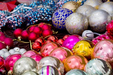 Yılbaşı ağacı süsleri, bir Noel dekorasyon için hazırlanıyor 