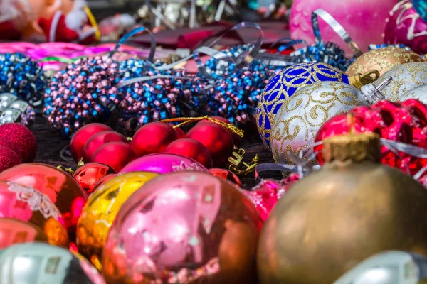 Yılbaşı ağacı süsleri, bir Noel dekorasyon için hazırlanıyor 