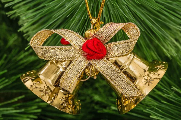 Goldene Weihnachtsglocke auf Fichtenzweig — Stockfoto