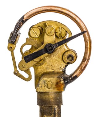 Basınç göstergesi mekanizması sökülüp formunda, üzerinde beyaz izole