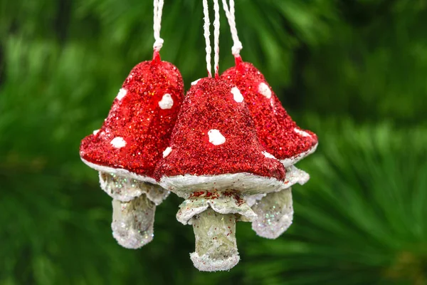 Svamp amanita, vintage dekoration på en julgran bakgr — Stockfoto