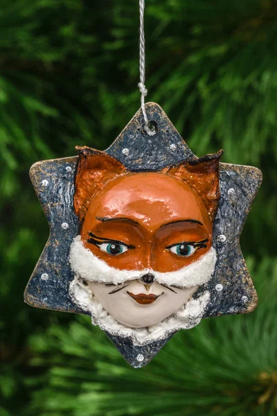 Festliche Dekoration in Form einer Fuchsmaske, auf einem Weihnachts-T — Stockfoto