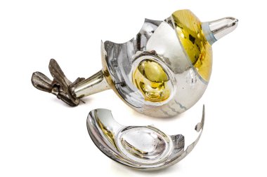 Beyaz bir arka plan üzerinde izole kırık Noel top