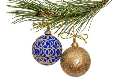 Çam, dalda asılı güzel Noel topları ayır