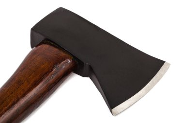 Beyaz arkaplanda izole edilmiş tahta saplı balta