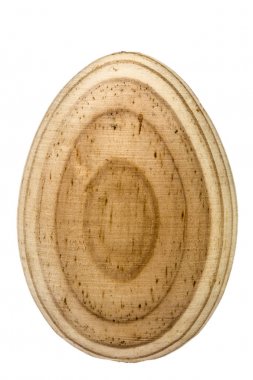 Beyaz arka plan üzerinde izole dekoratif ahşap yumurta