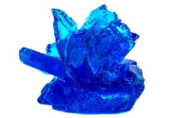 Blaue Kristalle aus Vitriol, Kupfersulfat, isoliert auf weißer Rückseite — Stockfoto