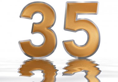 Rakamı 35, otuz beş, su yüzeyine yansıyan izole