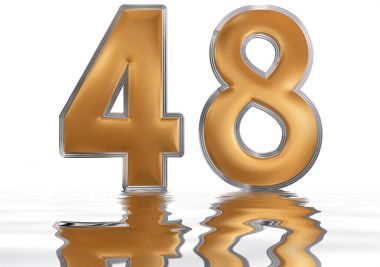 Rakamı 48, kırk sekiz, su yüzeyine yansıyan izole