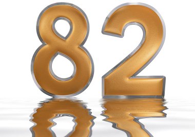 Rakamı su yüzeyine yansıyan 82, seksen iki, izole
