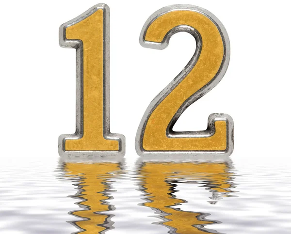 Rakamı 12, on iki, su yüzeyine yansıyan üzerinde izole — Stok fotoğraf