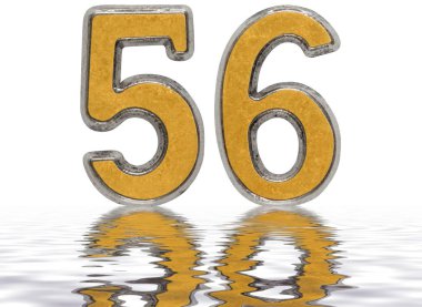 Rakamı su yüzeyine yansıyan 56, elli altı, izole 