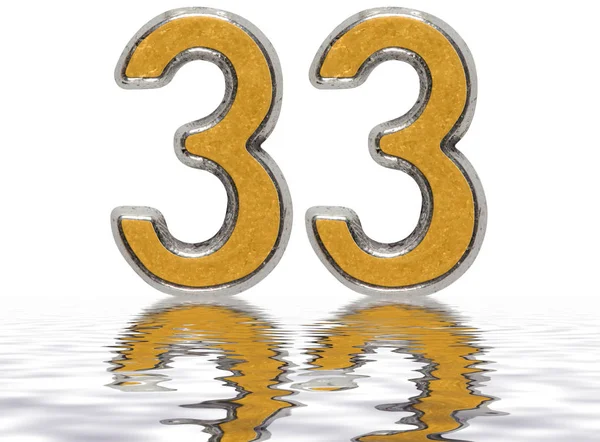 Numeral 33, trinta e três, refletido na superfície da água, isolat — Fotografia de Stock