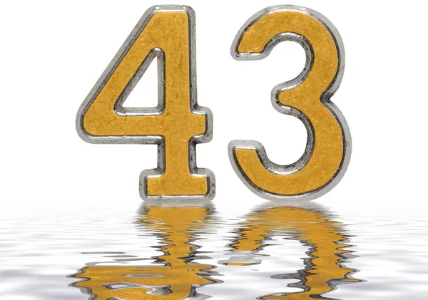 Numeral 43, quarenta e três, refletido na superfície da água, isolar — Fotografia de Stock