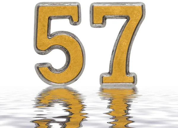 Szám 57, ötven hét, a víz felszínén tükröződik elkülönítése — Stock Fotó