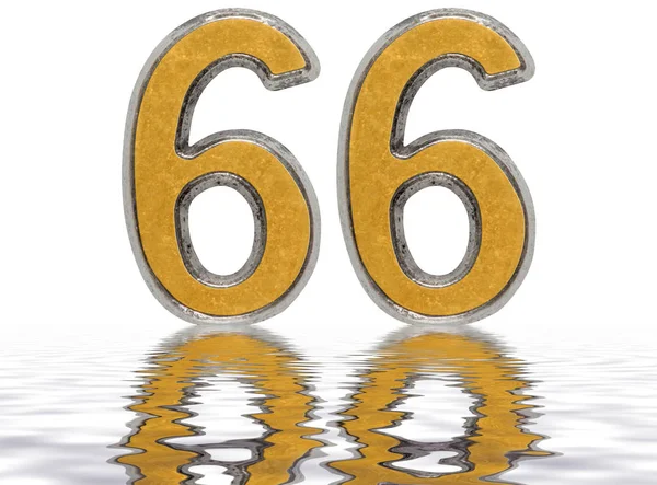 Número 66, sesenta y seis, reflejado en la superficie del agua, aislado — Foto de Stock