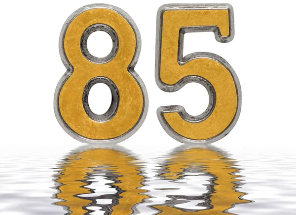 Número 85, ochenta y cinco, reflejado en la superficie del agua, aislar —  Fotos de Stock