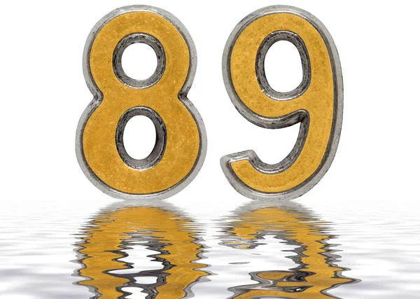 Siffran 89, eighty nio, reflekteras på vattenytan, isolera — Stockfoto