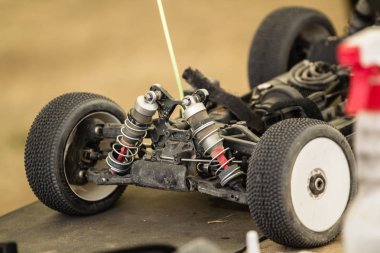 Radyo kontrollü model arabada bir ara karakterler bakımından