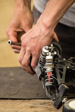 Radyo kontrollü model arabada bir ara karakterler bakımından