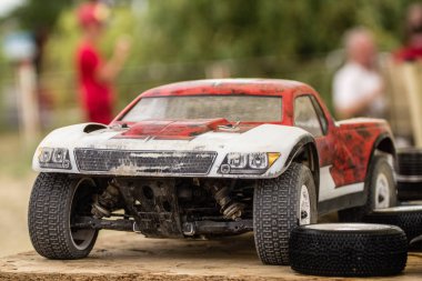 Radyo kontrollü model arabada bir ara karakterler bakımından