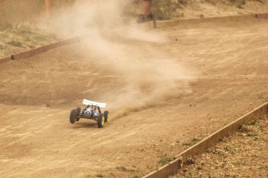 Radyo kumandalı araba modeli dirt track yarışta 