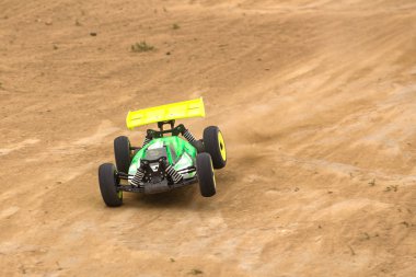 Radyo kumandalı araba modeli dirt track yarışta 