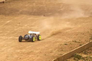 Radyo kumandalı araba modeli dirt track yarışta 