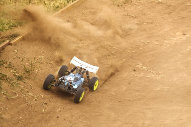 Radyo kumandalı araba modeli dirt track yarışta 