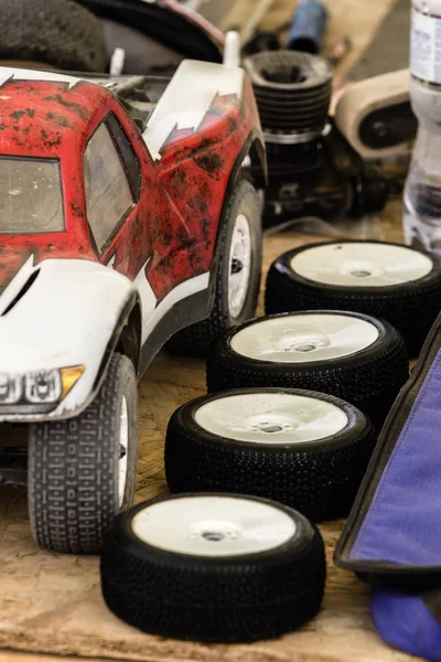 Maintenance of radio-controlled model of the car in a break betw — Stock Photo, Image