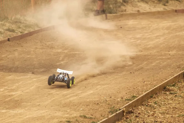 Modelo de carro controlado por rádio em corrida na pista de terra — Fotografia de Stock