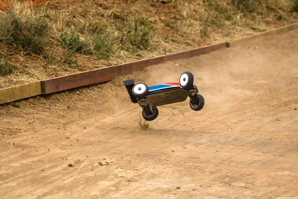 Funkgesteuertes Automodell im Rennen auf Schotterpiste — Stockfoto