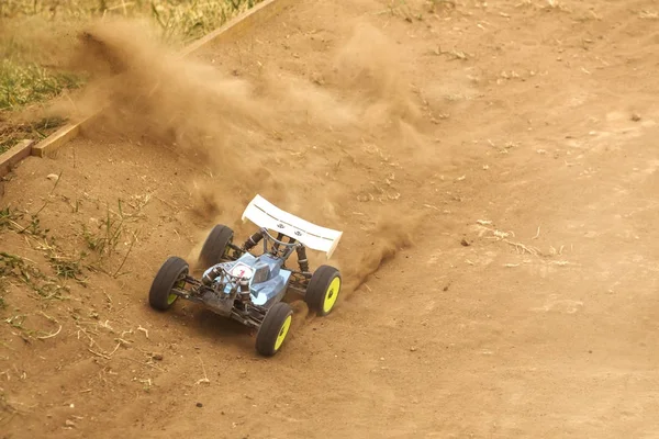 Modelo de carro controlado por rádio em corrida na pista de terra — Fotografia de Stock