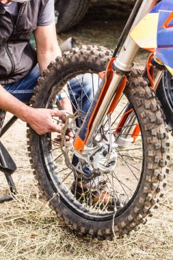 Spor motosiklet tekerlek yakın çekim tamiri