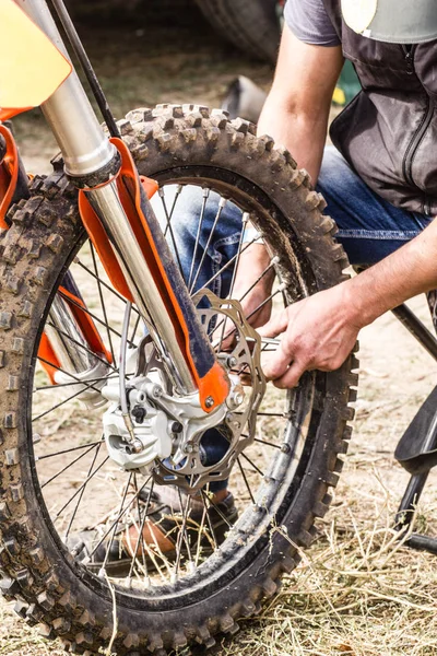 Repair of a sports motorcycle wheel close-up — Stock Photo, Image