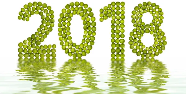 Cijfer 2018 van groene erwten, reflectie in water, geïsoleerd op w — Stockfoto