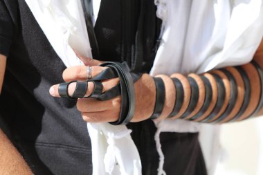 Batı duvarı Kudüs'te Yahudi dua ederken