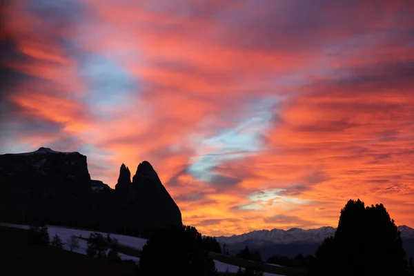 Montagne Schlern sull'Alpe di Siusi al tramonto — Foto Stock