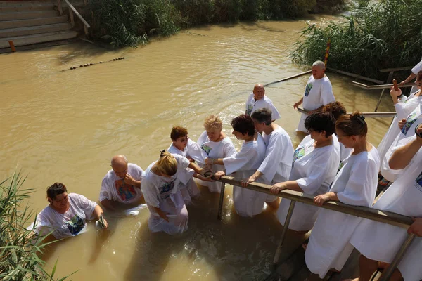 バプティズム サイトで巡礼者のグループでは、カスル ・ エル Yahud と呼ばれます。イスラエル — ストック写真