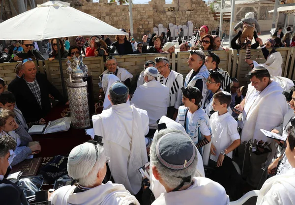 Bar Mitswa ceremonie bij de Klaagmuur in Jeruzalem oude stad. Israël — Stockfoto