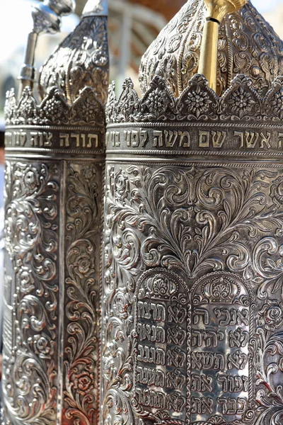 Zilveren Torah geval tijdens ceremonie van de Bar Mitzvah. Jeruzalem — Stockfoto