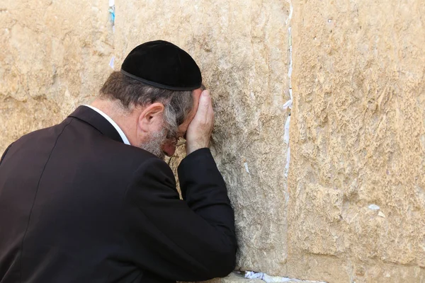 Homme juif orthodoxe au mur occidental de Jérusalem, Israël — Photo