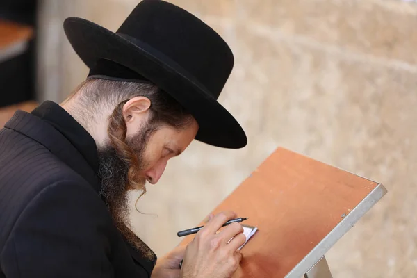 Homme juif orthodoxe au mur occidental de Jérusalem, Israël — Photo