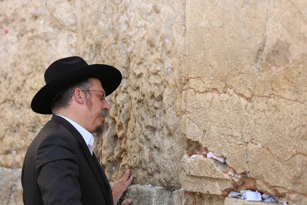 Hombre judío ortodoxo en el Muro Occidental en Jerusalén, Israel — Foto de Stock