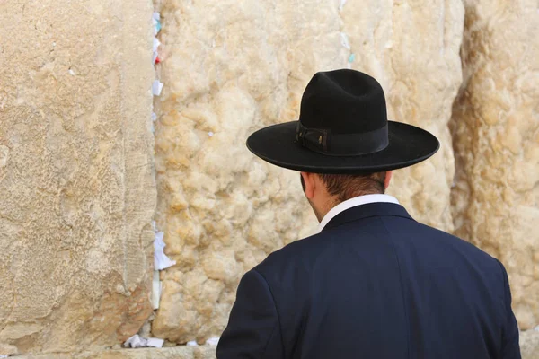 Ortodoks Yahudi adam Western duvara Kudüs, İsrail — Stok fotoğraf