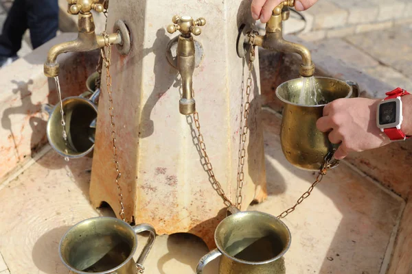 Трости с водой и специальные ритуальные чашки для мытья рук. Иерусалим — стоковое фото